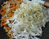 Foto langkah ke 4 dari resep Tumis Ayam Bakso SaWoT (Sawi Putih Wortel Toge).