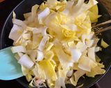 Hình bước làm 2 của món Diếp Quăn Trắng Endive Xào Lardon & Phô Mai Xanh Gogonzola