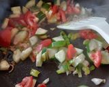 Foto langkah ke 3 dari resep Scramble Egg Tomat Timun.