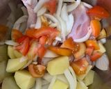 صورة لخطوة 2 من وصفة صينية فخاد وصدورة مع بصل وبطاطا وبندورة
