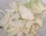 Foto del paso 1 de la receta: Pasta /Tiburones con calabacín y cebolla