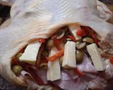 Foto del paso 3 de la receta: Pollo relleno de jamón, queso, morrón y aceitunas