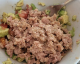 Foto del paso 4 de la receta: Sándwich de atún con aguacate y salsa rosa