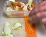 Foto del paso 1 de la receta: Ensalada de tomates, aguacate, verduras encurtidas y rulo de cabra tostado