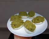 Foto del paso 5 de la receta: Huevos rellenos de bonito y aguacate al wasabi