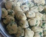 A picture of step 2 of Aloo k chatpatay pakoray.