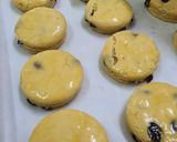 Gambar langkah 6 resipi Raisins scones.