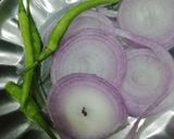 A picture of step 1 of Slice Onion Chilli Pakora.