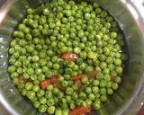 A picture of step 1 of Green Peas Curry.