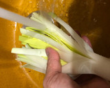 Foto del paso 2 de la receta: Crema de puerros y calabacín con crujiente de jamón