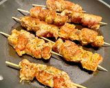 Une image de l'étape 3 de Salade de jeunes pousses d’épinards au curry et à l’ail accompagnée de mini brochettes de dinde.