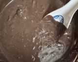 A picture of step 1 of London strawberry chocolate dessert.