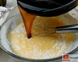 Foto langkah ke 6 dari resep Bolu Karamel atau Bolu Sarang Semut.