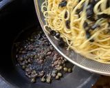 Foto del paso 4 de la receta: Espaguetis con aceitunas negras