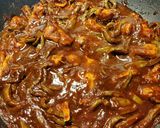 Foto del paso 6 de la receta: Pollo con nopales en salsa de guajillo🌺