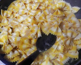 Foto del paso 19 de la receta: Farfalle de limón y cúrcuma en salsa de chocolate blanco y frutos secos