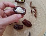 Foto del paso 3 de la receta: Dátiles rellenos 💙 🌴 queso azul, labneh y pistachos