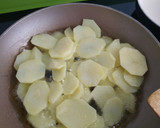 Foto del paso 2 de la receta: Revuelto de gulas con huevo y patatas 😬