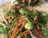 Foto langkah ke 3 dari resep Salad wrap burrito.