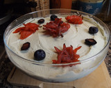 Foto del paso 4 de la receta: Postre de mascarpone con arándanos azules, frambuesas, granada y flores de hibiscus deshidratada