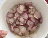 Hình bước làm 2 của món Hành phi bằng lò vi sóng