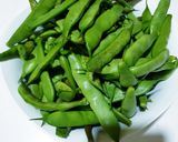 A picture of step 1 of Green beans with coconut.