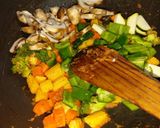 थूकपा - व्हेजिटेबल नूडल्स सूप (thukpa vegetable noodles soup recipe in marathi) रेसिपी स्टेप 5 फोटो