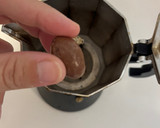 Foto del paso 3 de la receta: Café con leche en cafetera italiana | Receta de tik tok