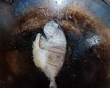 Foto langkah ke 2 dari resep Ikan bumbu kecap ala Hongkong (Hong Sau Yi).