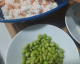 Foto del paso 2 de la receta: Onigiris de salmón y edamame 🍙🐟