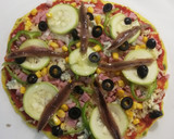 Foto del paso 3 de la receta: Pizza de cúrcuma y semillas con verduras y anchoas