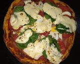 Foto del paso 6 de la receta: Pizza casera con hojas de espinacas 🥚🧀🍅