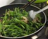 Hình bước làm 2 của món Ốc giác xào rau muống