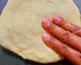 Foto langkah ke 2 dari resep Pizza sosis keju mozzarella dengan roti yang empuk.