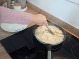 Merluza rellena de gambones con cama de patata panaderas