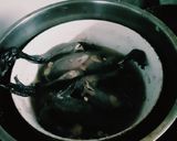Hình bước làm 5 của món Gà ác hầm thuốc bắc