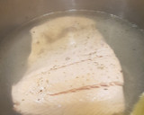 Foto del paso 2 de la receta: Salmón escalfado con crema de espinacas al coco