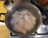 A picture of step 1 of Rice wine flavored chicken.