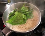 A picture of step 2 of Japanese Udon with spinach and eggs.