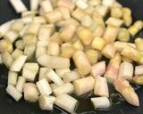 Une image de l'étape 1 de Casarecce, asperges citronnées et crevettes rôties.