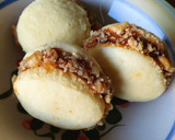 Foto del paso 4 de la receta: Alfajores de maicena, dulce de leche y nuez
