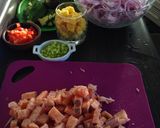 Foto del paso 4 de la receta: Ceviche de salmón con mango y menta / Ceviche de salmón con champiñones, palta y albahaca