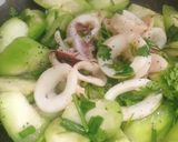 Hình bước làm 3 của món Mực xào mướp