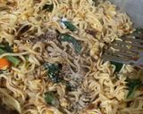Foto langkah ke 5 dari resep Mie goreng udang rebon.