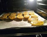 Foto del paso 4 de la receta: Patatas y salchichas al horno (uuni perunat ja lenkki)