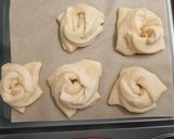 A picture of step 4 of Curly - Wurly breakfast buns.