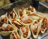 Une image de l'étape 8 de Conchiglioni à la bolognese gratinés.