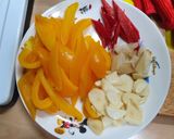 小黃瓜甜椒炒肉絲的食譜步驟1照片