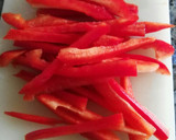 Foto del paso 2 de la receta: Merluza en salsa de pimientos con gambas y espinacas