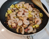 Foto del paso 5 de la receta: Salteado de pulpo, champiñones, patatas y gambas